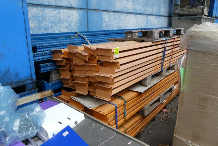 Posten Schwerlastregalteile Maße in cm ca. 270 x 110 x 700 (größtenteils) / Traversen: ca. 100 cm / Ständer ca. 12 Stück